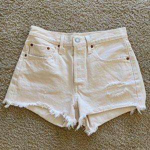 Cream Levi’s 501 shorts - Size 27